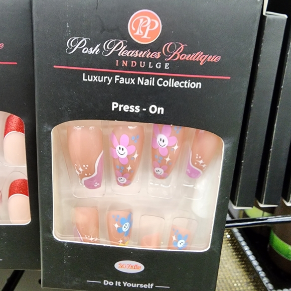 Luxury Faux Nail Collection - Picture 5 of 5